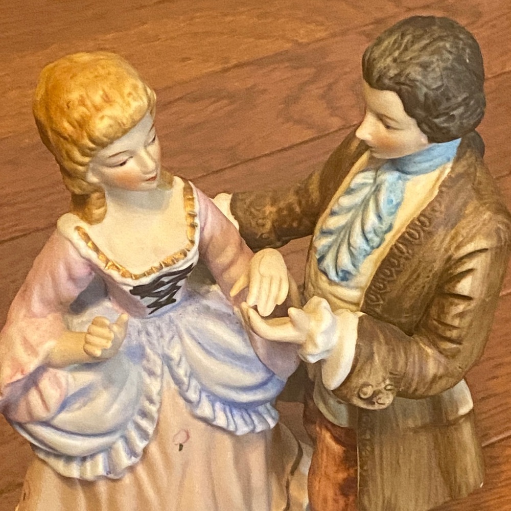 Elegant Porcelain Figurine Couple - Picture 4 of 4